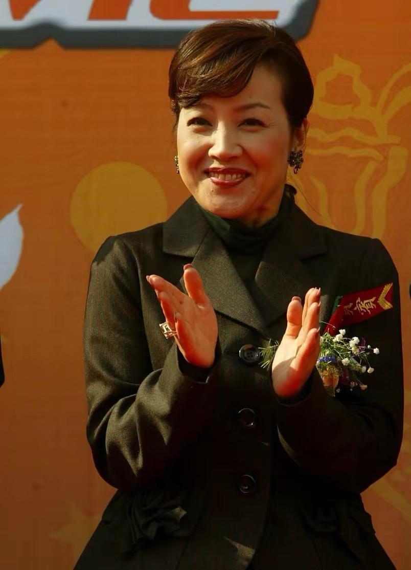 荒木由美子凭“小鹿纯子”火遍亚洲，息影20年仍被铭记。2024年上海粉丝见面会，