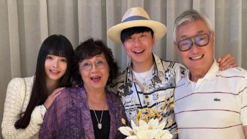 林俊杰与广东网红官宣恋情，田馥甄成过去式，网友：尊重但不祝福