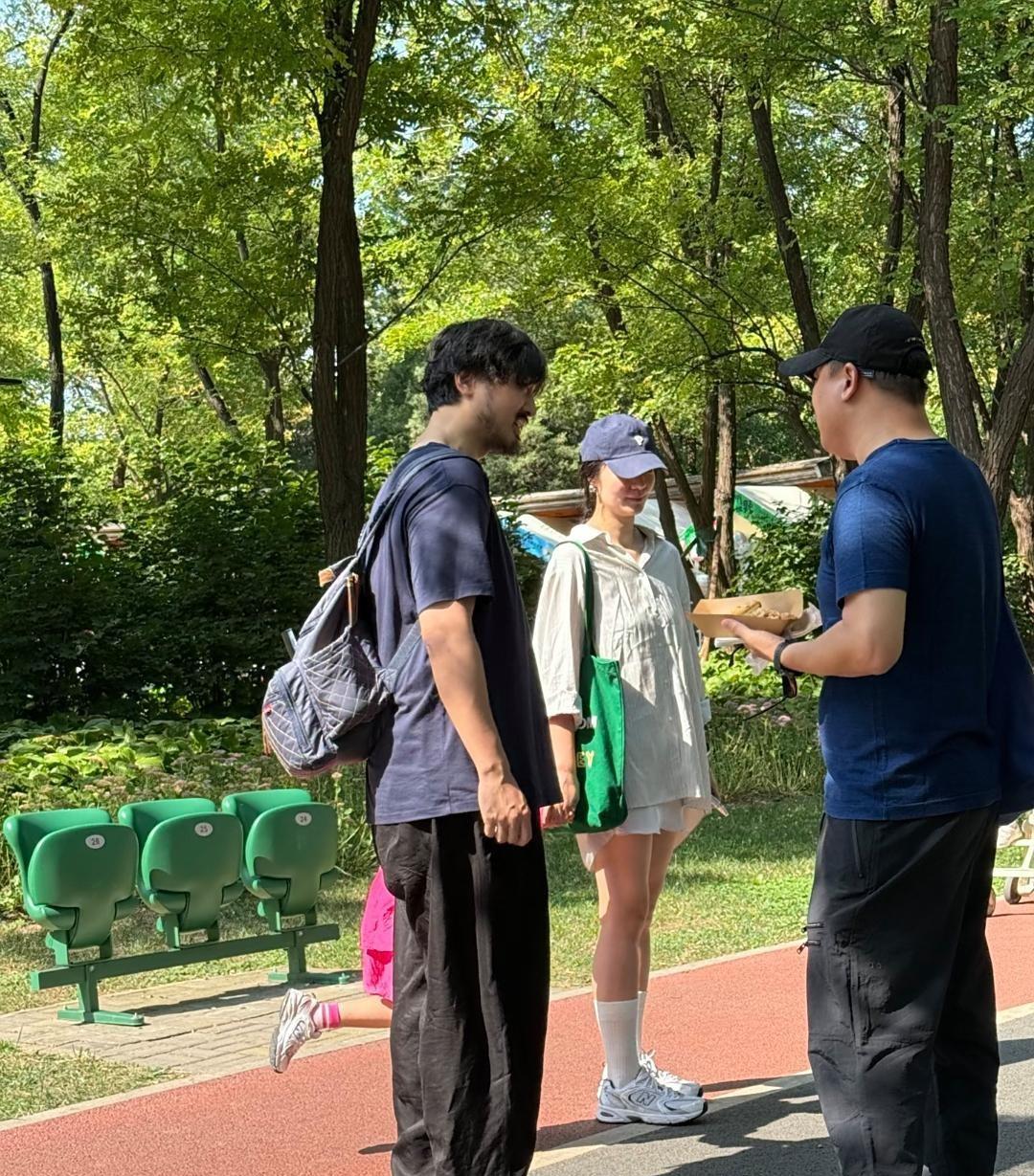 王传君和老婆齐溪带女儿逛公园，他的打扮好随性，胡须都没有刮，身材也胖了好多，看起