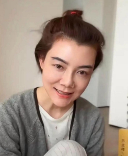 车晓真漂亮，五官没有瑕疵，标准的美人