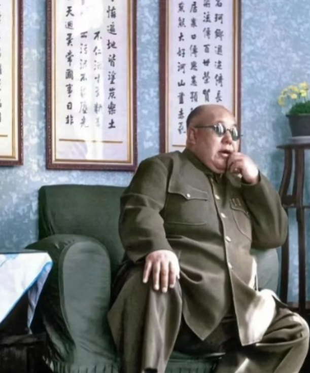 1956年，逃到美国后的马鸿逵在私人公寓内，挺着腐败的大肚子，享受着小姨太给他做