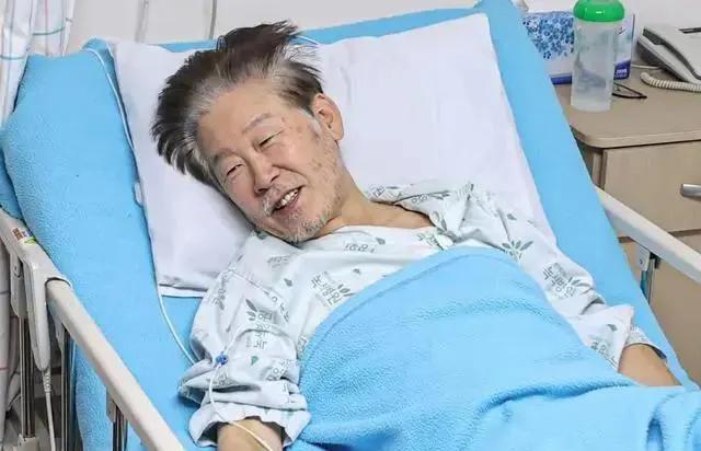 李在明绝对是个狠人，
这是2023年绝食时的照片，瘦得已经脱相了，但是在面对媒体