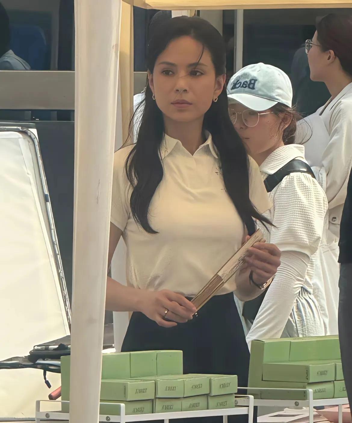 网友逛街发现一个女孩非常像李若彤，他在远处怎么看怎么像？他走到近处再看看，还得真