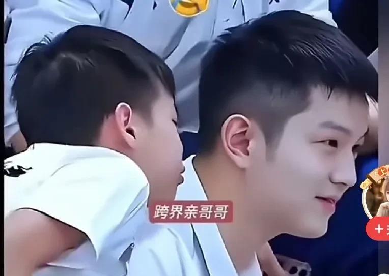 哈哈哈哈，全红婵要亲吻樊振东的画面太可爱了，完完全全就是亲兄妹的感觉。
全红婵就