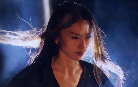2001年，张纪中拍《射雕英雄传》时，看重杨丽萍10cm的长指甲，邀请她出演“梅