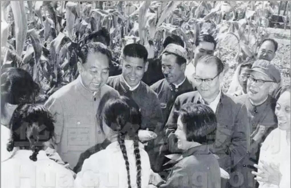 1978年9月，华国锋同志在新疆维吾尔自治区考察期间，在新疆军区司令员刘震将军等