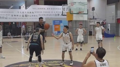 再现国内！易建联为训练营开球 网友：大哥消瘦了许多
