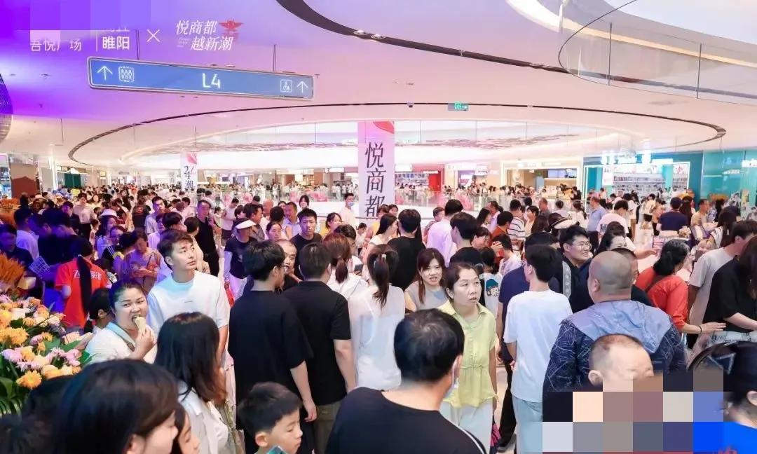继万达广场、正弘汇之后，又一个大型商超综合体在小城开业了。
出于新奇，开业那天确