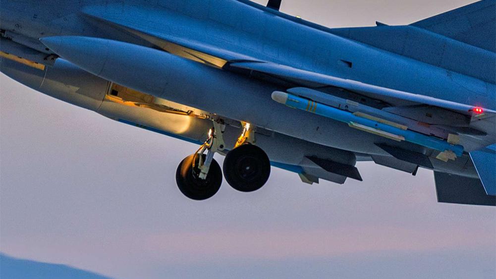 歼-10C外挂反舰弹道导弹？外媒眼神不好，将副油箱看成鹰击-21