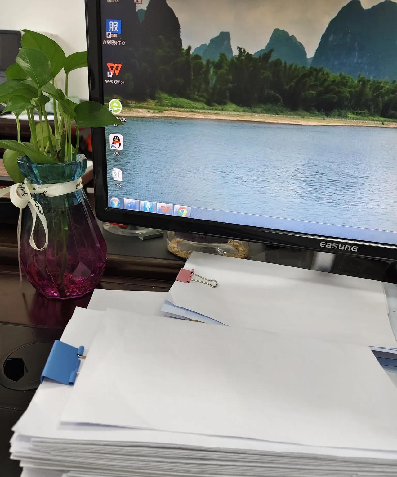 刚刚，我和我们公司老板娘发火了。
我对着老板娘气呼呼地说，“今天几号了？怎么还不