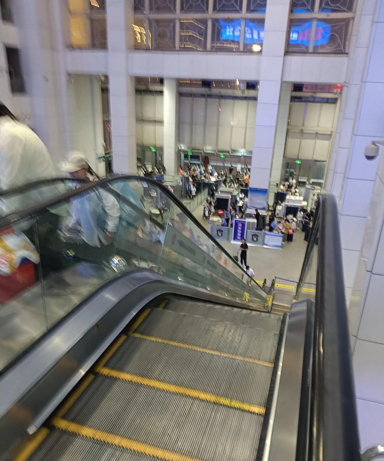 终于坐上了回家的列车，中转到徐州，才能坐上去蔡家坡的列车，徐州是个大站，人山人海