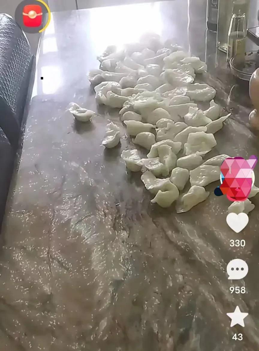 饺子倒桌子上吃实锤了？
就没见过那么吃饺子的，多膈应人呐，倒桌子上吃，是缺碗还缺