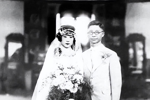 1966年，妻子写了一封信，让67岁的老舍被殴打一整天。半夜，他一瘸一拐回家，敲