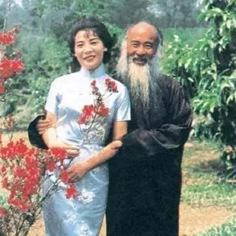 黄凝素因张大千的多情及新欢的出现，在为其生下8个孩子后，选择离婚，而张大千对后妻