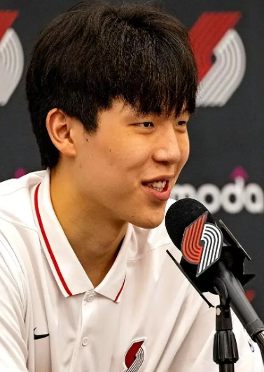 为什么很多人认知不到为什么不让杨瀚森上场？
本质是现在打的是团队篮球，每个人做自