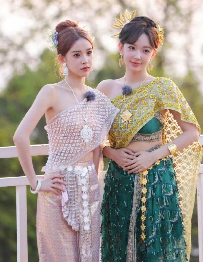 程潇怎么一家子都是高颜值呀
妈妈真的很会生了哈哈哈哈，
姐姐是女生喜欢的长相，