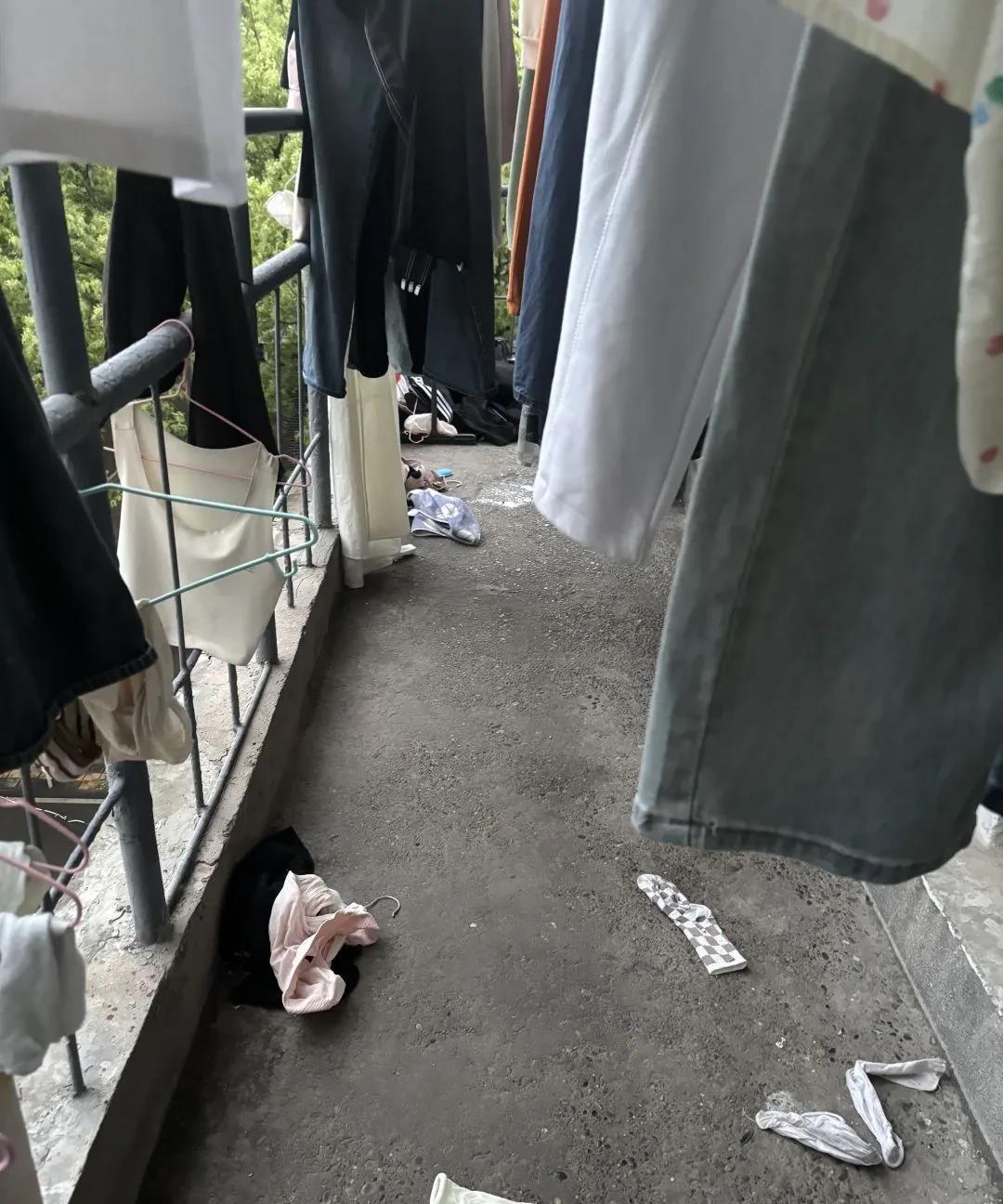 楼上晾衣服夹住啊 ，总往下掉，还要送回去真是麻烦。