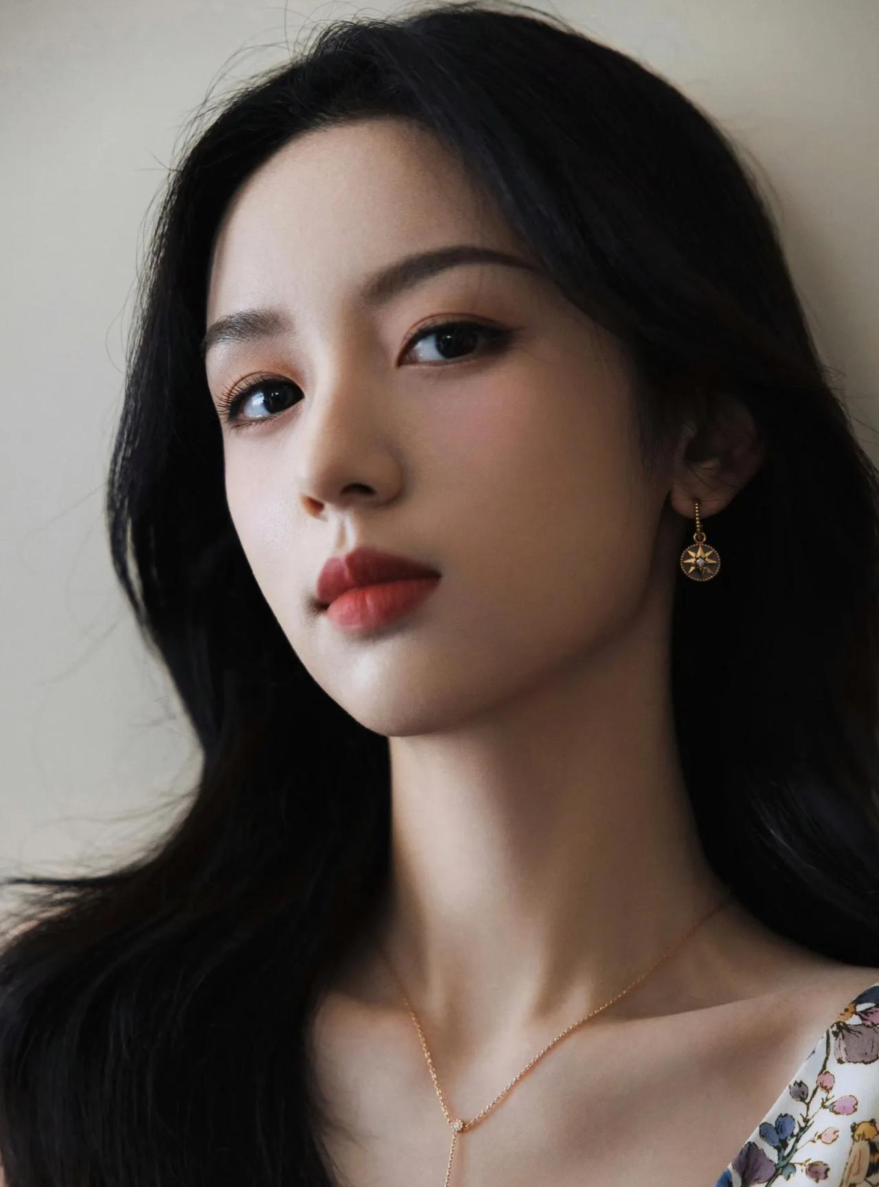 周也 宛如春日里绽放的花海，灵动而优雅。