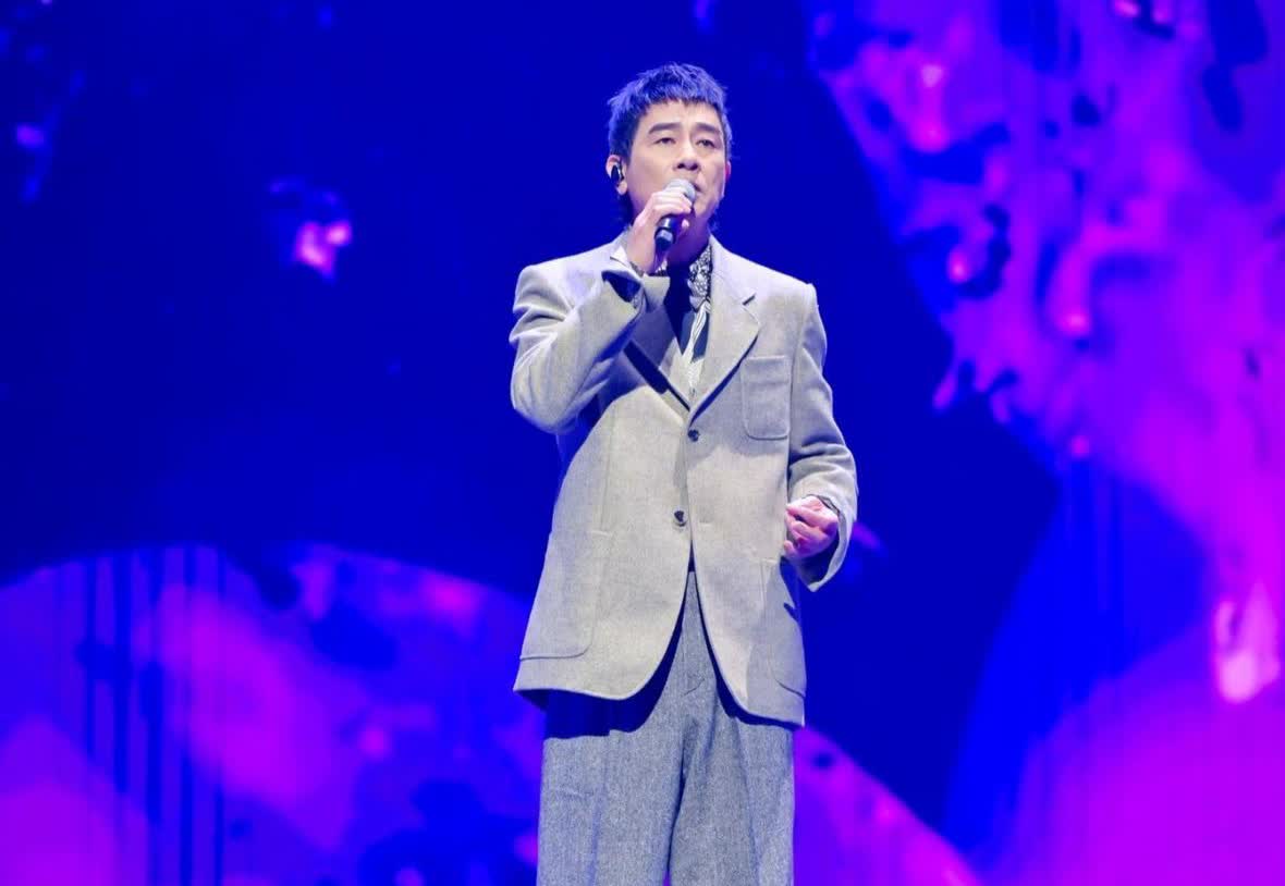 陈小春真是让人大吃一惊
不是因为他演唱会邀请了郑伊健
也不是因为他的造型出圈