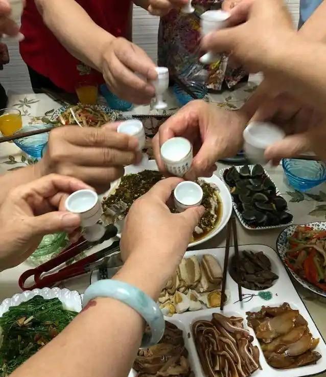 2024年，河南驻马店，男子应邀前往朋友家中吃饭，期间不胜酒力醉倒。男子家属得知