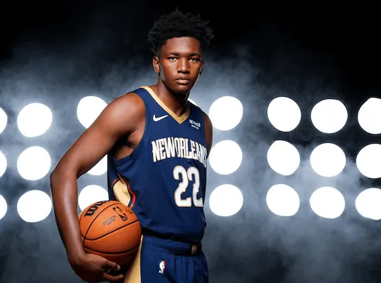 NBA常规赛，马刺126-119战胜鹈鹕。
现担任鹈鹕现场解说员的前NBA球员安