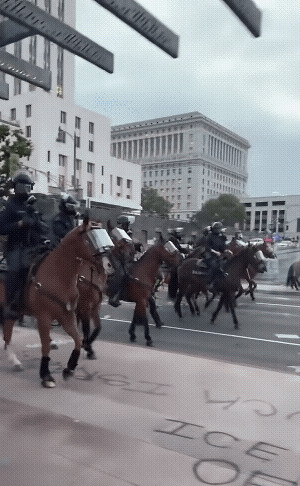 美国大兵对民众真下狠手











---











美国