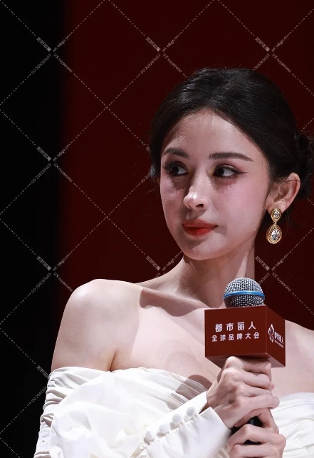 锁骨美人古力娜扎真的美！性感加骨感的双向加持下，把古力娜扎的美衬托出异域风情万种