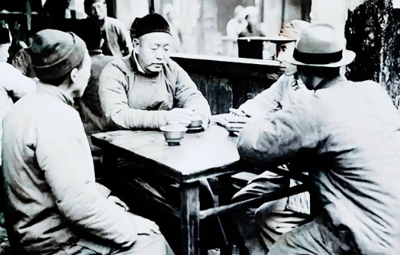 1943年，大汉奸刘赐胜杀人如麻，游击队长召来两个高手，限期十日除掉他，其中一人