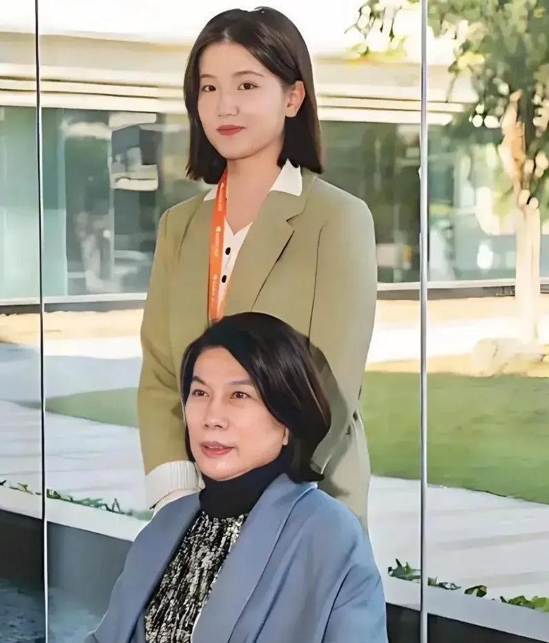 本以为董娘子邀请她吃饭、一起直播是再一次欣赏和看重。
没想到却在直播间当着那么多