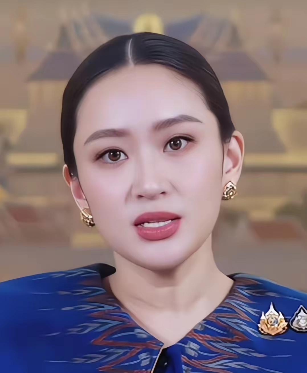 佩通坦真的被撤职了，泰国宪法院正式裁定，佩通坦与洪森通话违宪，29日即刻解除总理