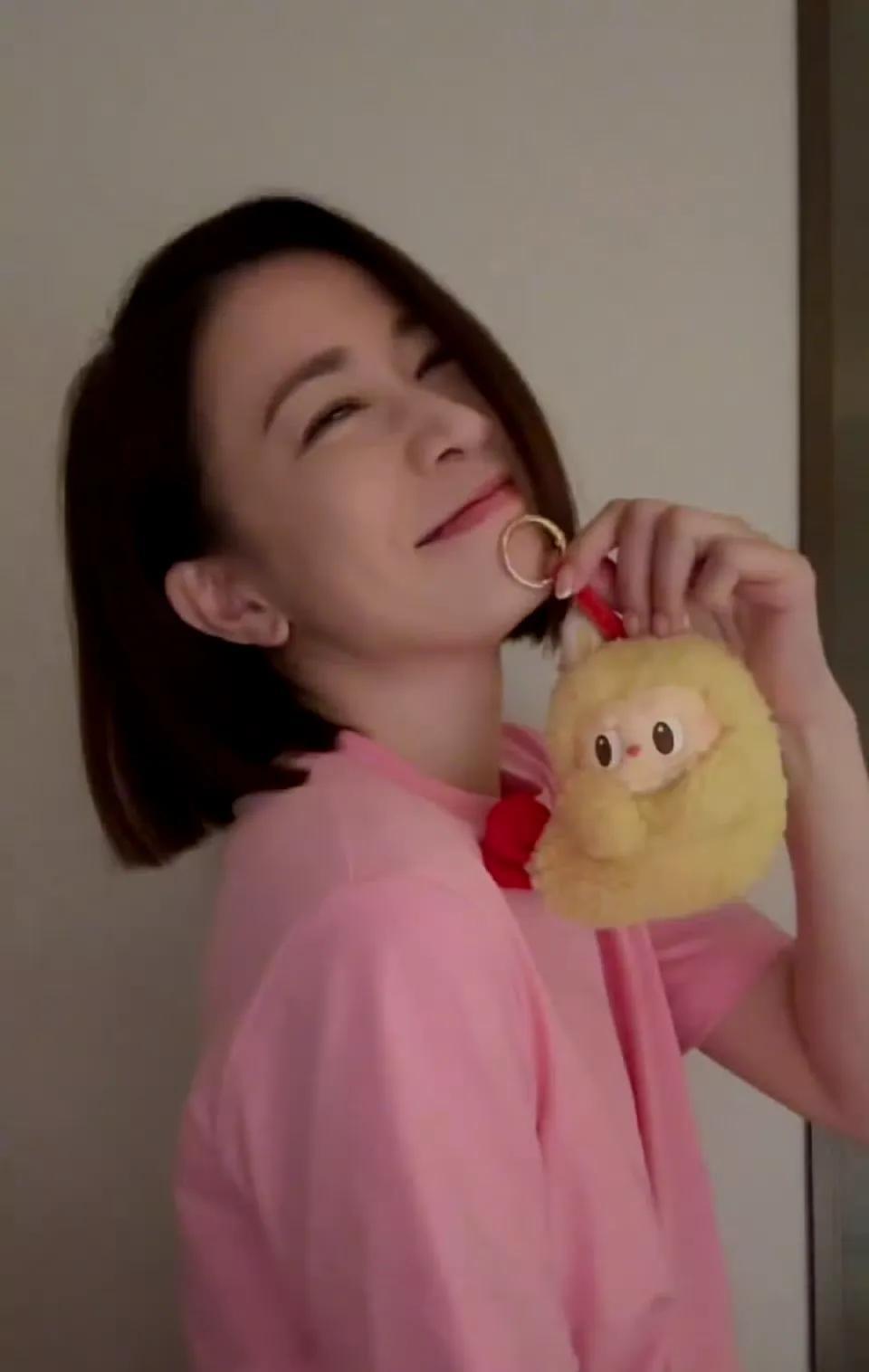 #佘诗曼抢到了炸虾labubu，Labubu爆火背后有何魅力？
近日，佘诗曼抢到