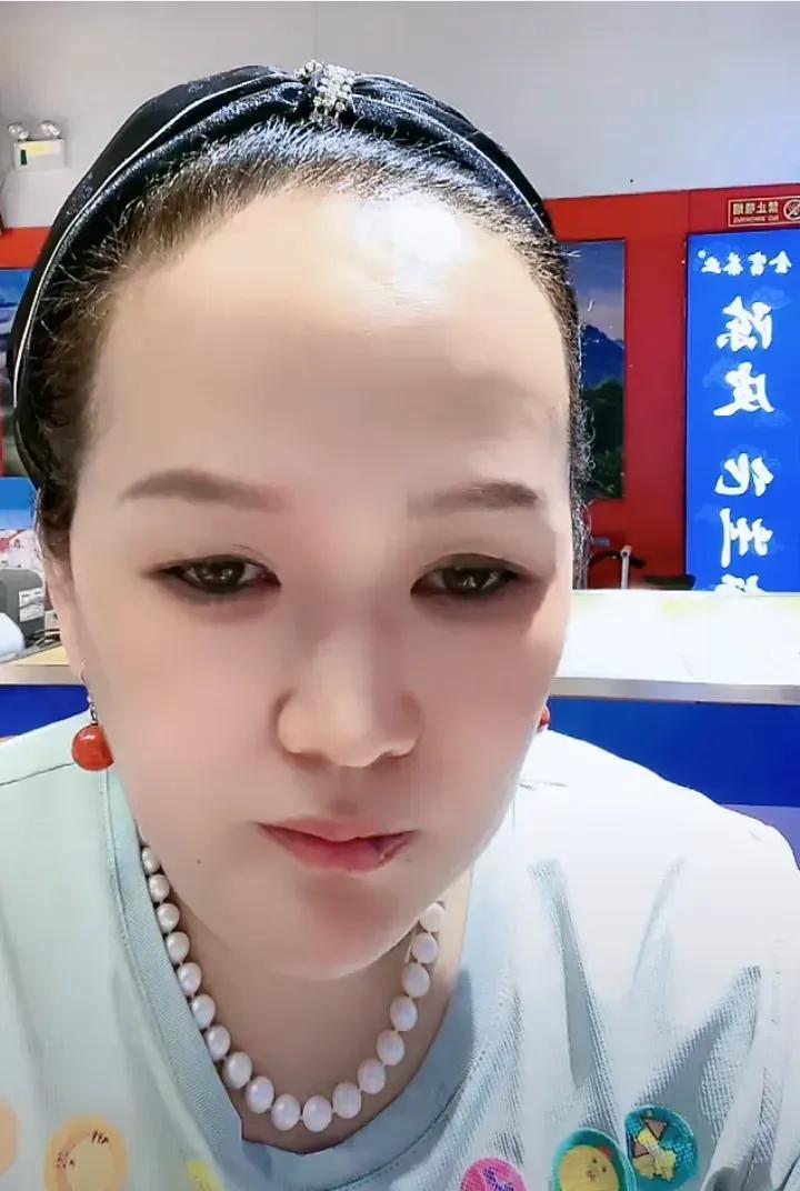 三月今天很生气，说自己线下这么酷暑热天的在外面奔跑着走线下去那个地方排队获取了自