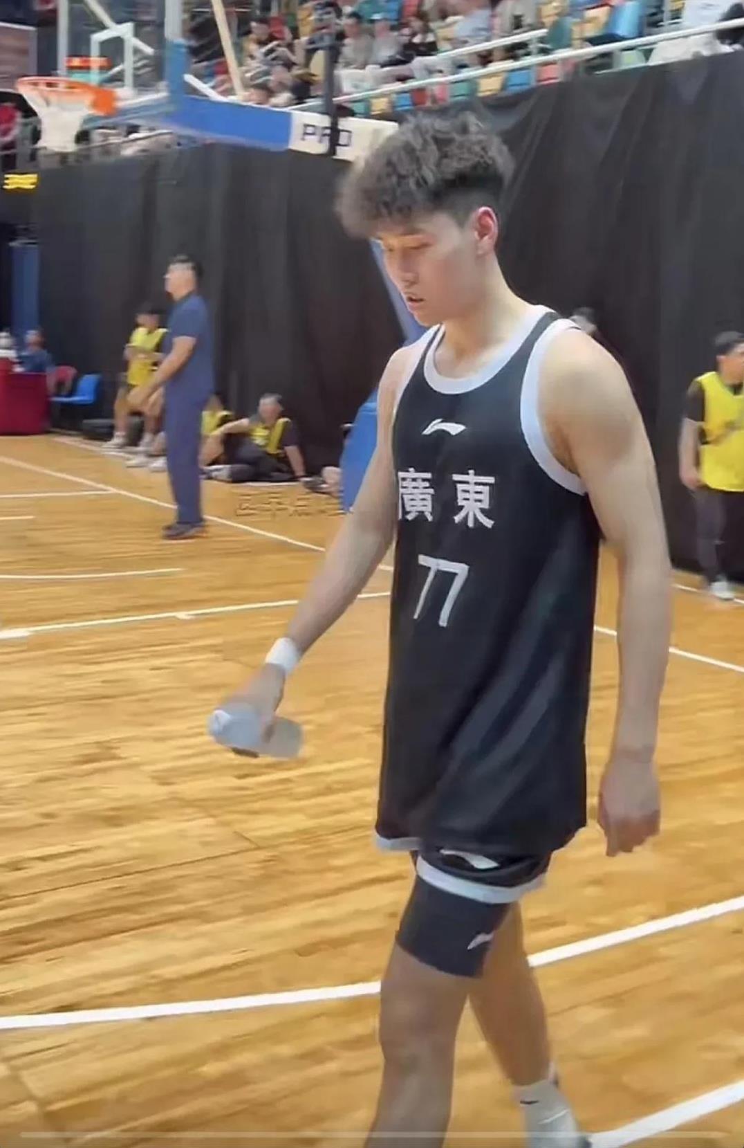 李奕臻穿上了广东队77号球衣！
在今天（6月24日）开赛的香港超级工商杯比赛，广