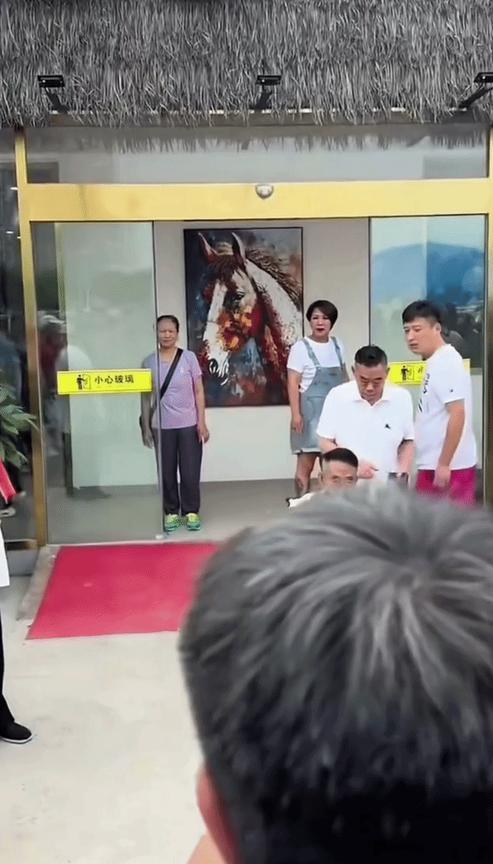 10秒钟，杨少华保姆的三个动作……她先是跨步侧身张望室内，然后迈步走了两步，越过