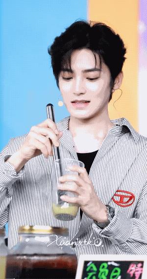 谭松韵合作过的小生，这模样一个个，把人迷的七荤八素的！
大家看看侯明昊，这古风小