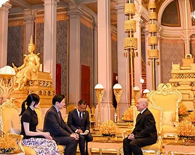 见识一下什么叫有修养的人。
柬埔寨国王西哈莫尼访问坡县，与总理黄循财会见时，两