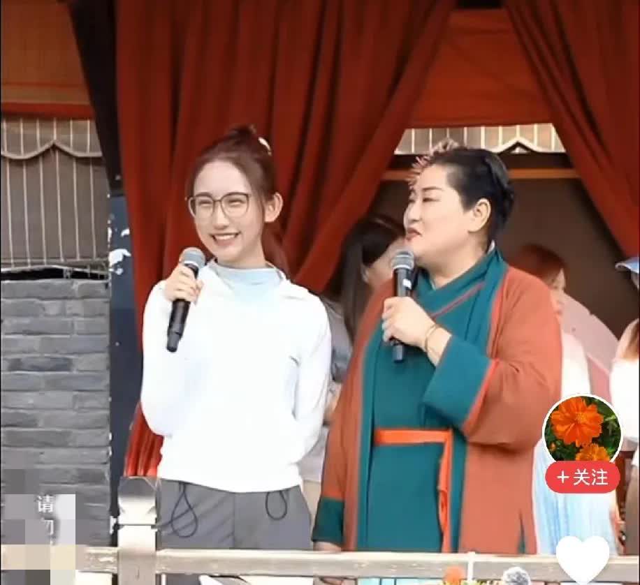 这位天津的眼镜妹，活泼开朗得像瑞虎8L一样，她在王婆的舞台上，保密着职业，还能轻