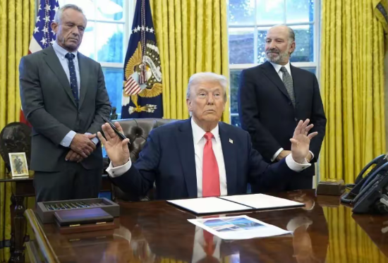 种种迹象表明，特朗普目标只有一个！
特朗普政府挥起关税大棒，其他国家只不过是用来