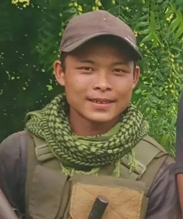 这个19岁的缅甸人民人民保卫军的战士，竟然死于自己的拖鞋？
这个名叫耶哥哥的年轻