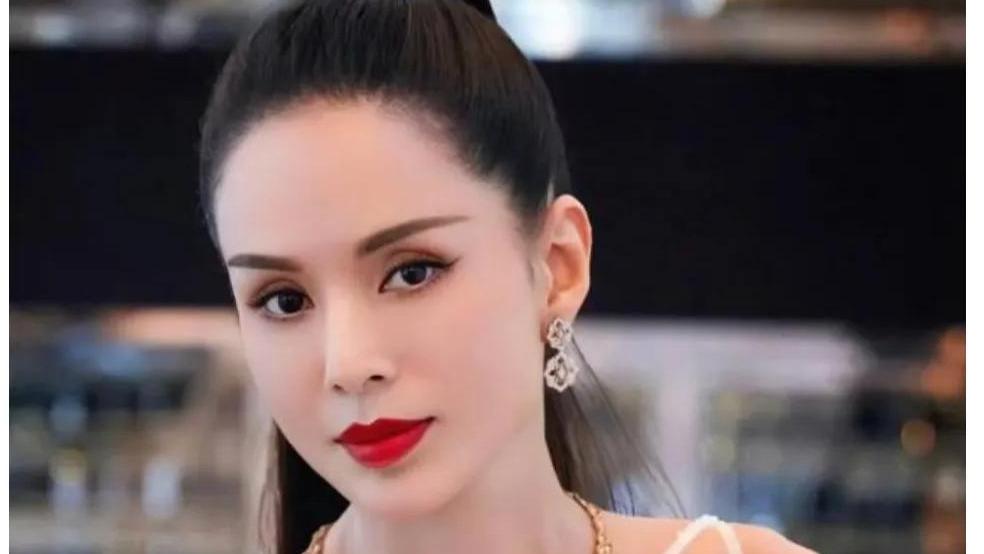 59岁李若彤美艳依旧，红毯造型美丽