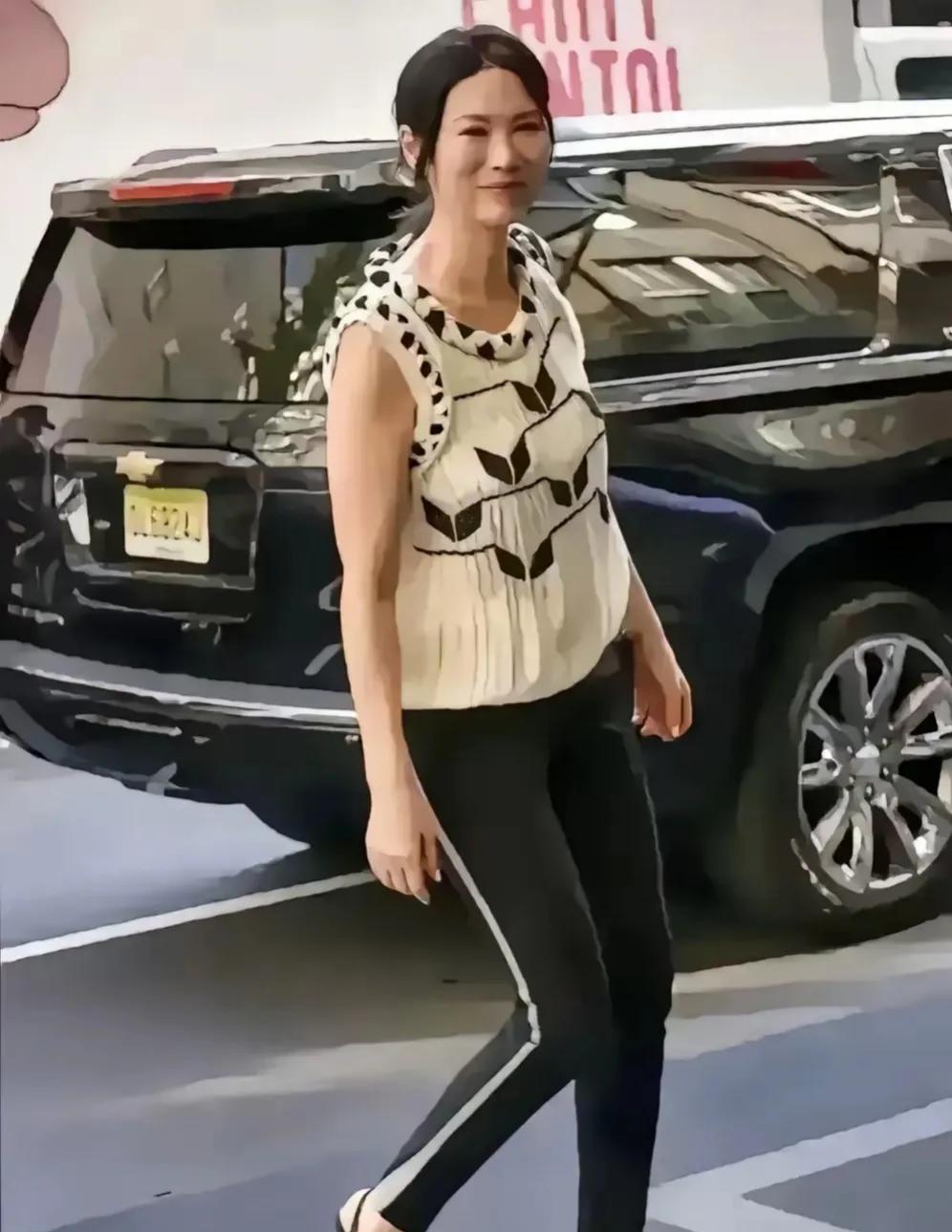 以前那个倾国倾城的美女，如今也变成了，身材臃肿，腚大腰圆，邋里邋遢，满脸油腻的大