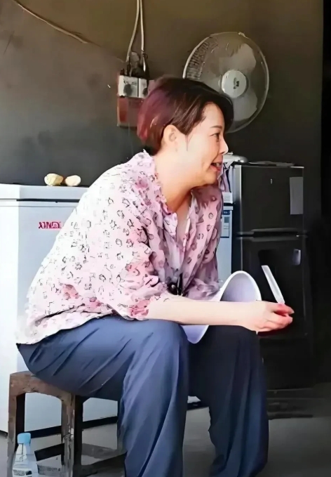 袁立发福严重，衣着随意，把自己打扮得如同村妇，不做演员了，一点儿也不注意管理身材