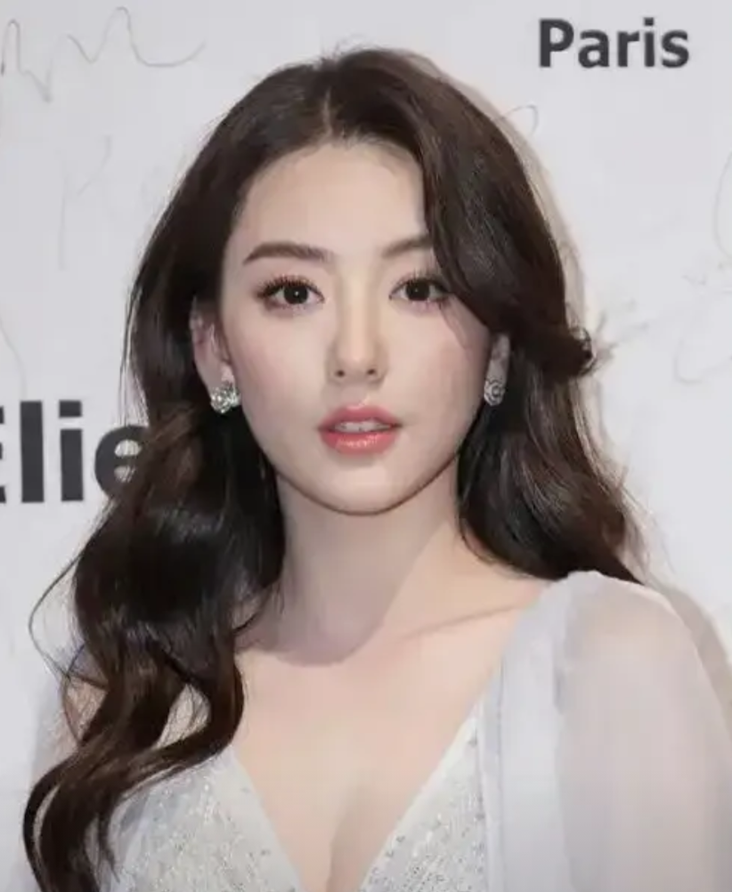 方媛晒生日的美好瞬间，这个从素人逆袭的女人，她女性的力量比你想像中强大。
方媛发