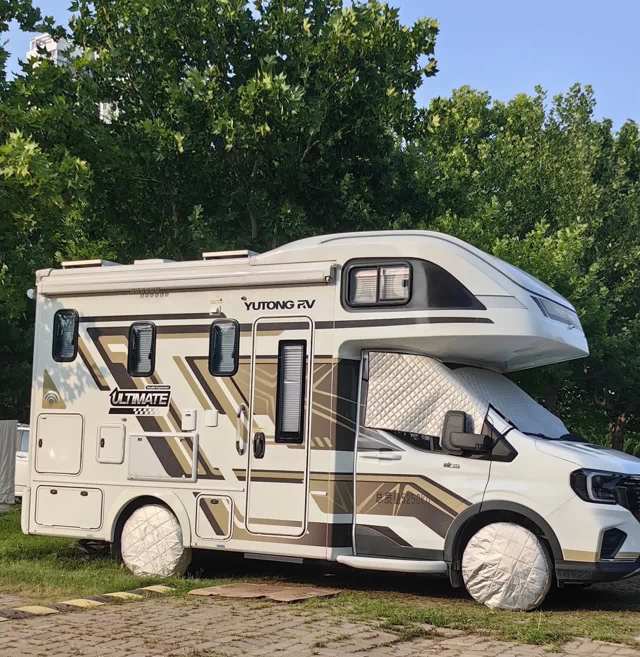 现在是旅游旺季，海边的公园里停着许多这样的房车。
在我的认知里，这样的自驾游其