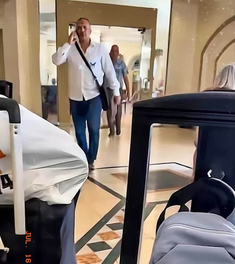 “太给中国人长脸！”3月20日，一位中国女子在埃及的酒店用餐。餐厅经理突然冲过来