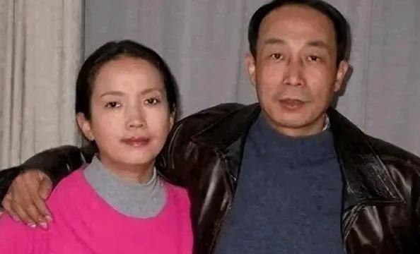 孙海英和吕丽萍这对老戏骨自从搬到美国后，可没少挨网友骂。 老孙头急眼了，拍视频说