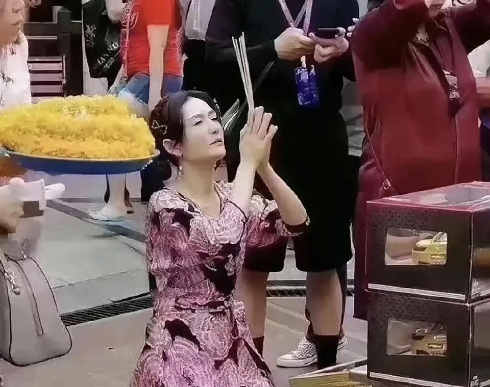 按理说这位也不缺什么了呀？
到底在求什么呢？#明星# #谢娜# 