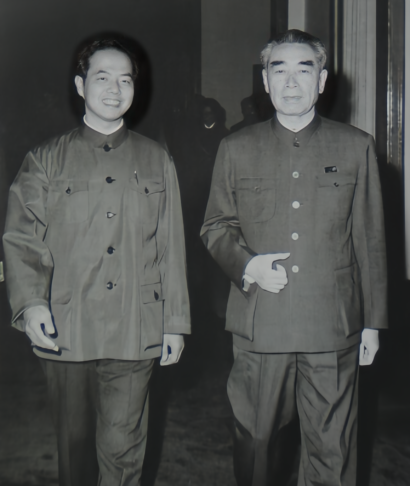 周总理旁边的这个年轻人是谁？看上去气宇轩昂，气场十分强大。他不是某位将军，也不是