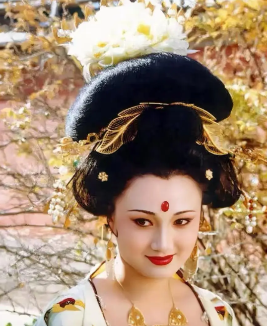 天气炎热，唐玄宗李隆基脑洞大开，脱光了衣服，和十几个妃子在华清池洗澡，满池春色，