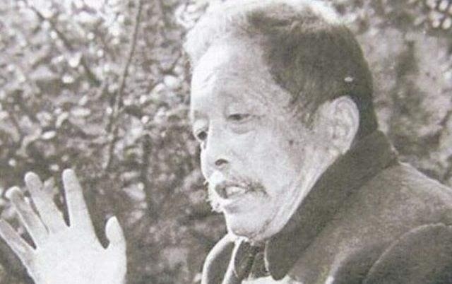 1956年，南通市的一个土地庙里，一个走江湖的男子抓住了一条剧毒的蝮蛇，对着蛇头